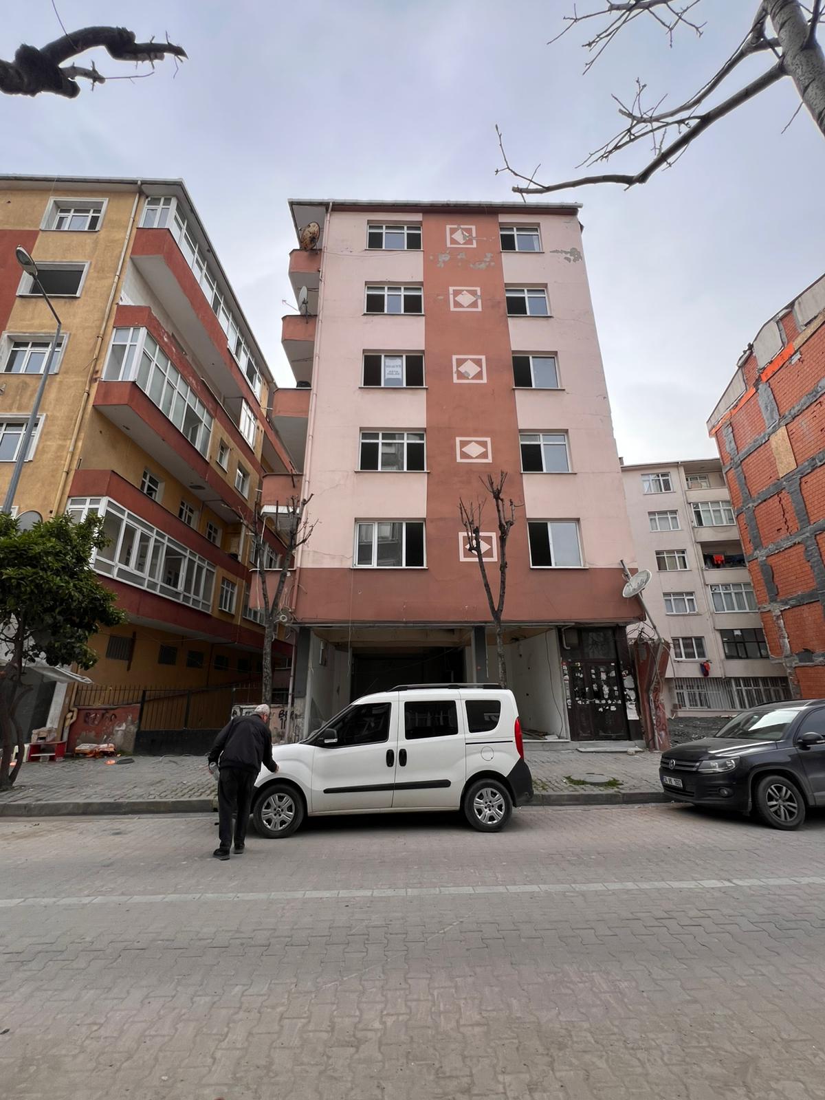 Dostlar Apartmanı binasının çatısı dahil yıkım öncesi görünümü